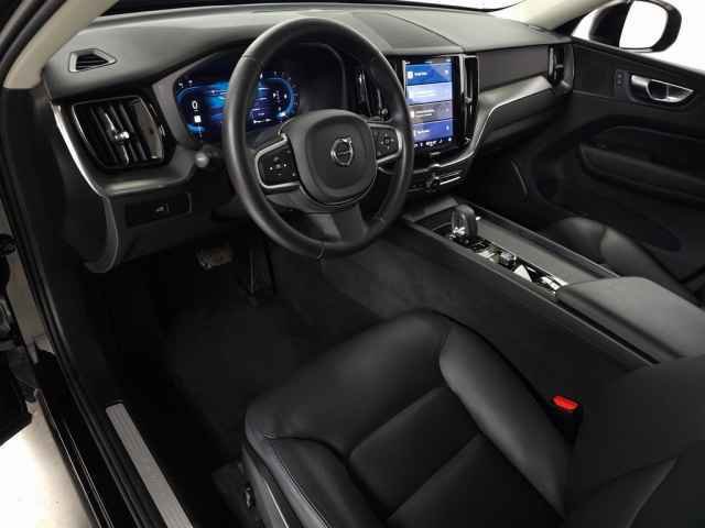 Certified 2025 Volvo XC60 B5 Core image 18