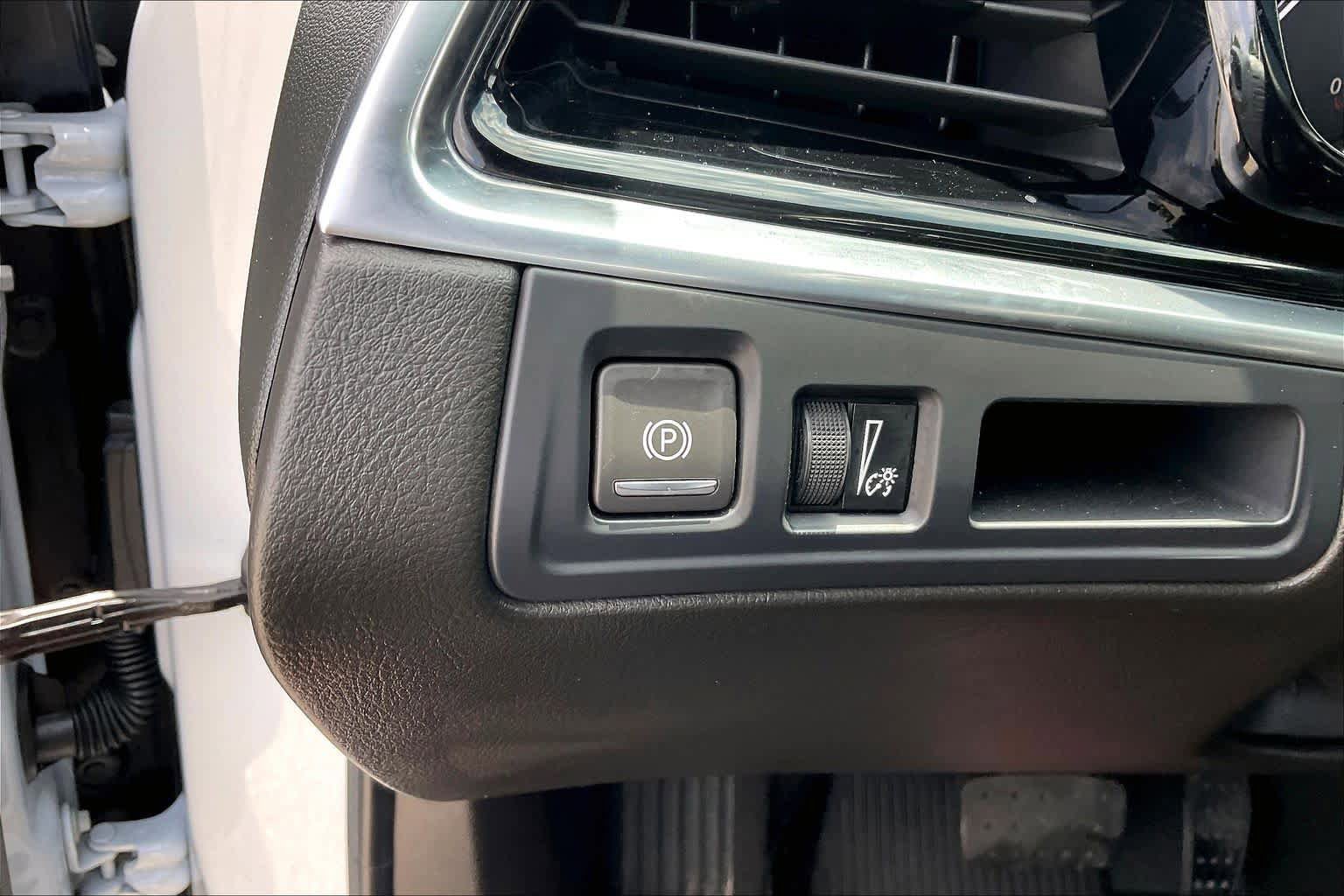 Used 2024 Cadillac XT6 Premium Luxury w/ LPO, Floor Liner Package FWD image 15