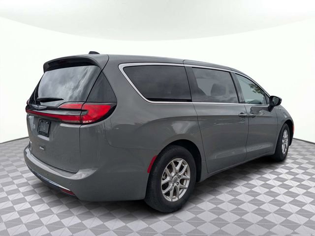 Used 2023 Chrysler Pacifica Touring-L image 4