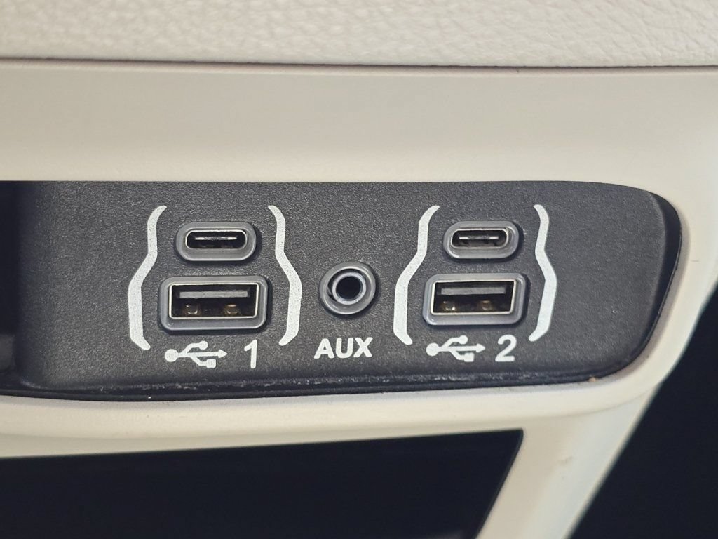 Used 2023 Chrysler Pacifica Touring-L FWD image 6