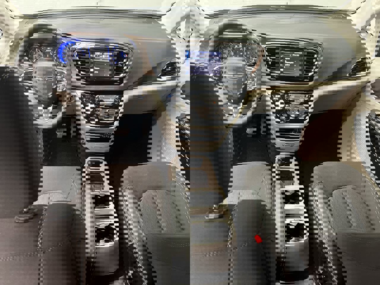 Used 2023 Chrysler Voyager LX image 4