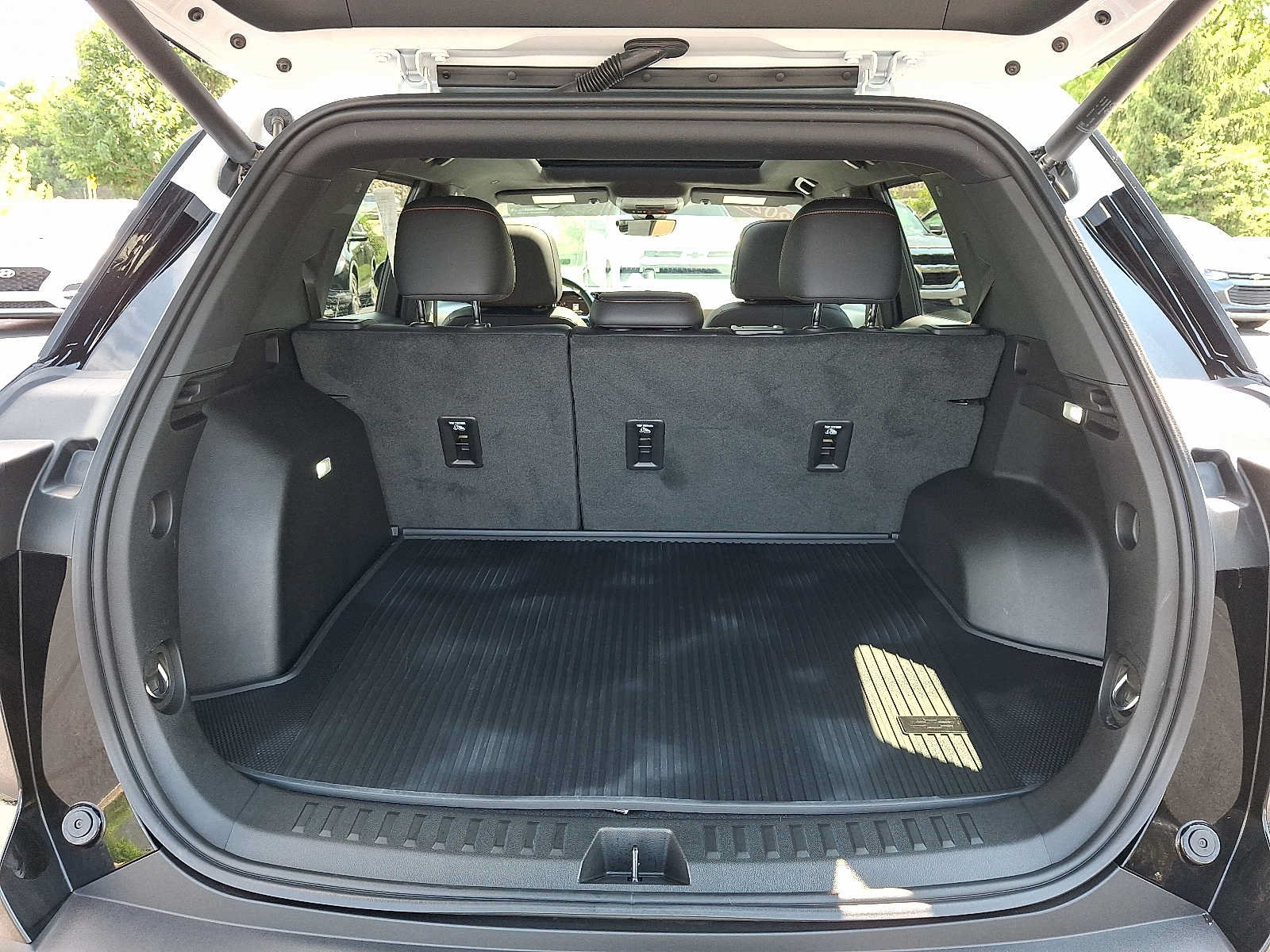 Used 2025 Chevrolet Equinox ACTIV w/ Safety and Technology Package AWD/4WD image 28