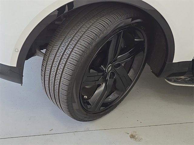 Certified 2025 Land Rover Discovery Dynamic SE image 33