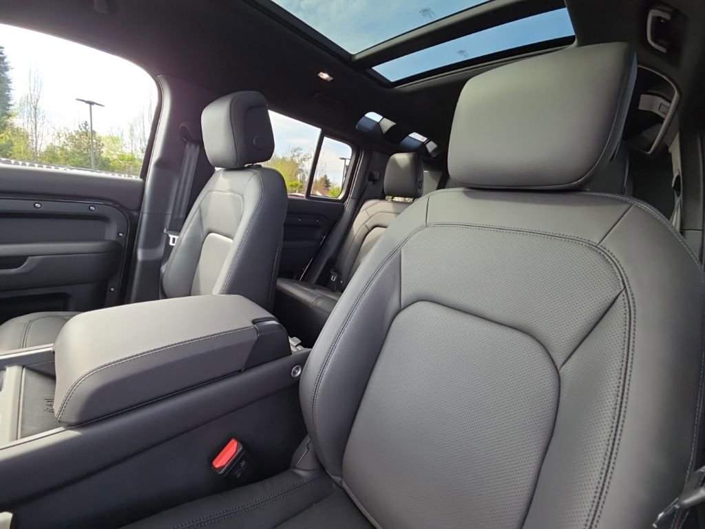 New 2026 Land Rover Defender 110 X-Dynamic SE AWD/4WD image 14