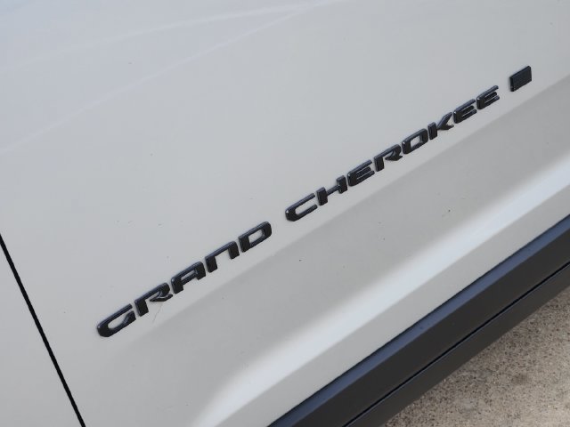Used 2023 Jeep Grand Cherokee L Laredo RWD image 9