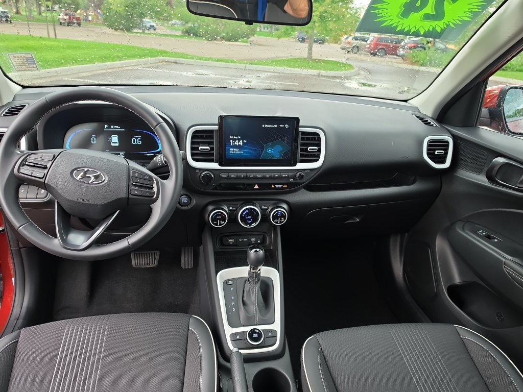 Used 2024 Hyundai Venue Limited FWD image 13