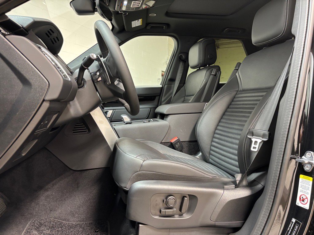 Used 2025 Land Rover Discovery S image 22