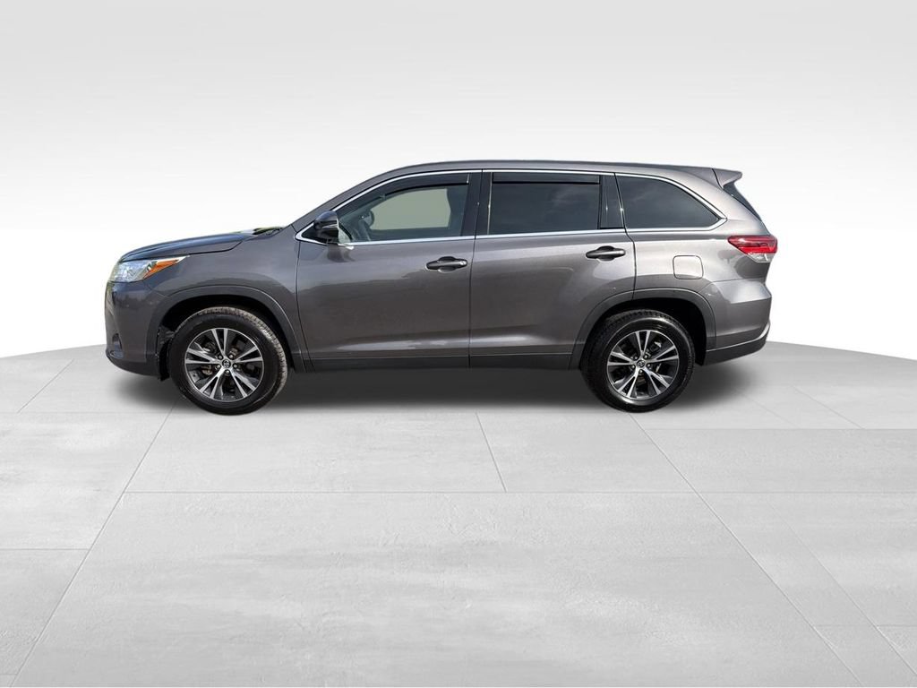 Used 2019 Toyota Highlander LE FWD image 4