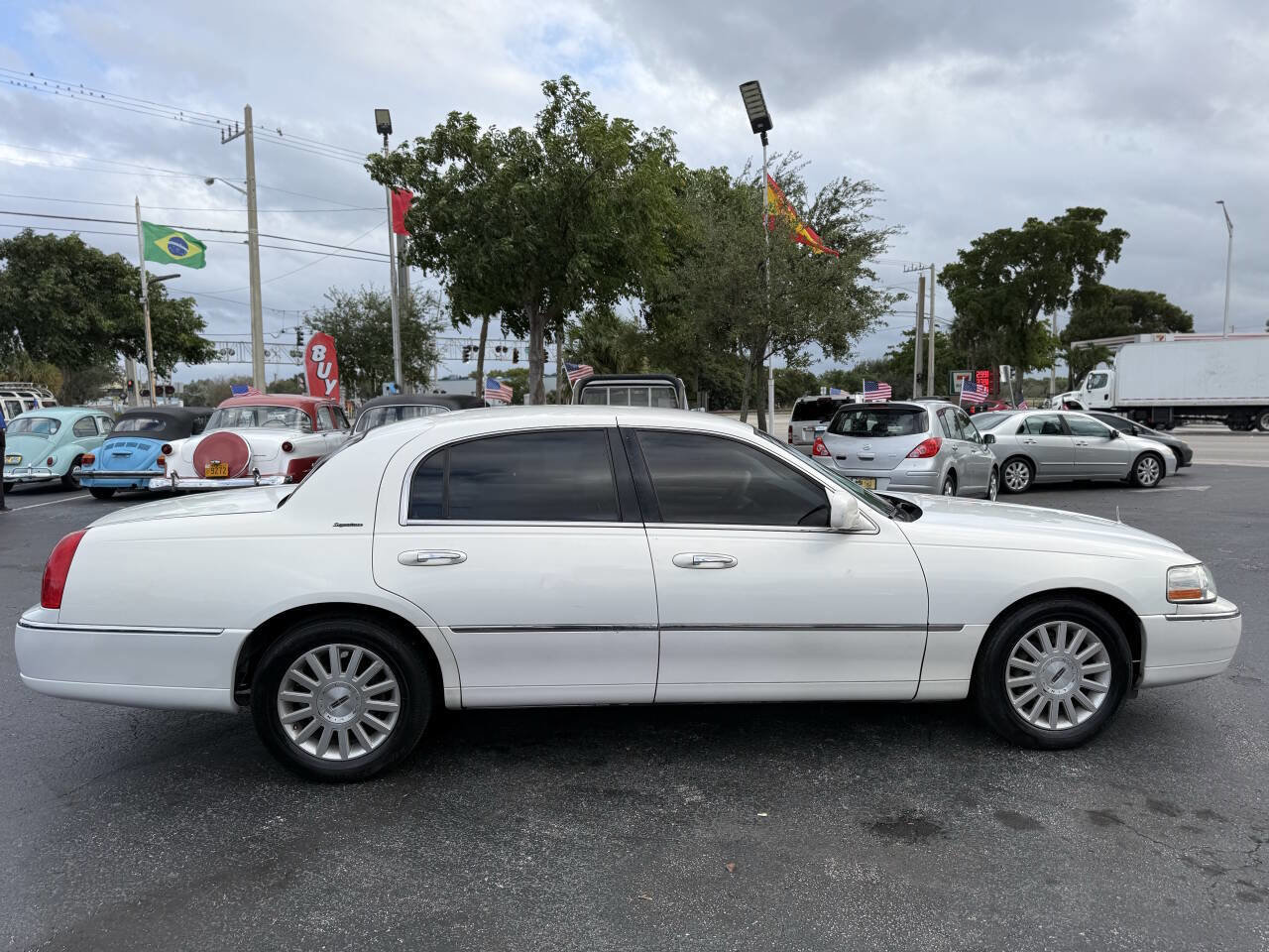 Used 2003 Lincoln Town Car Signature image 9