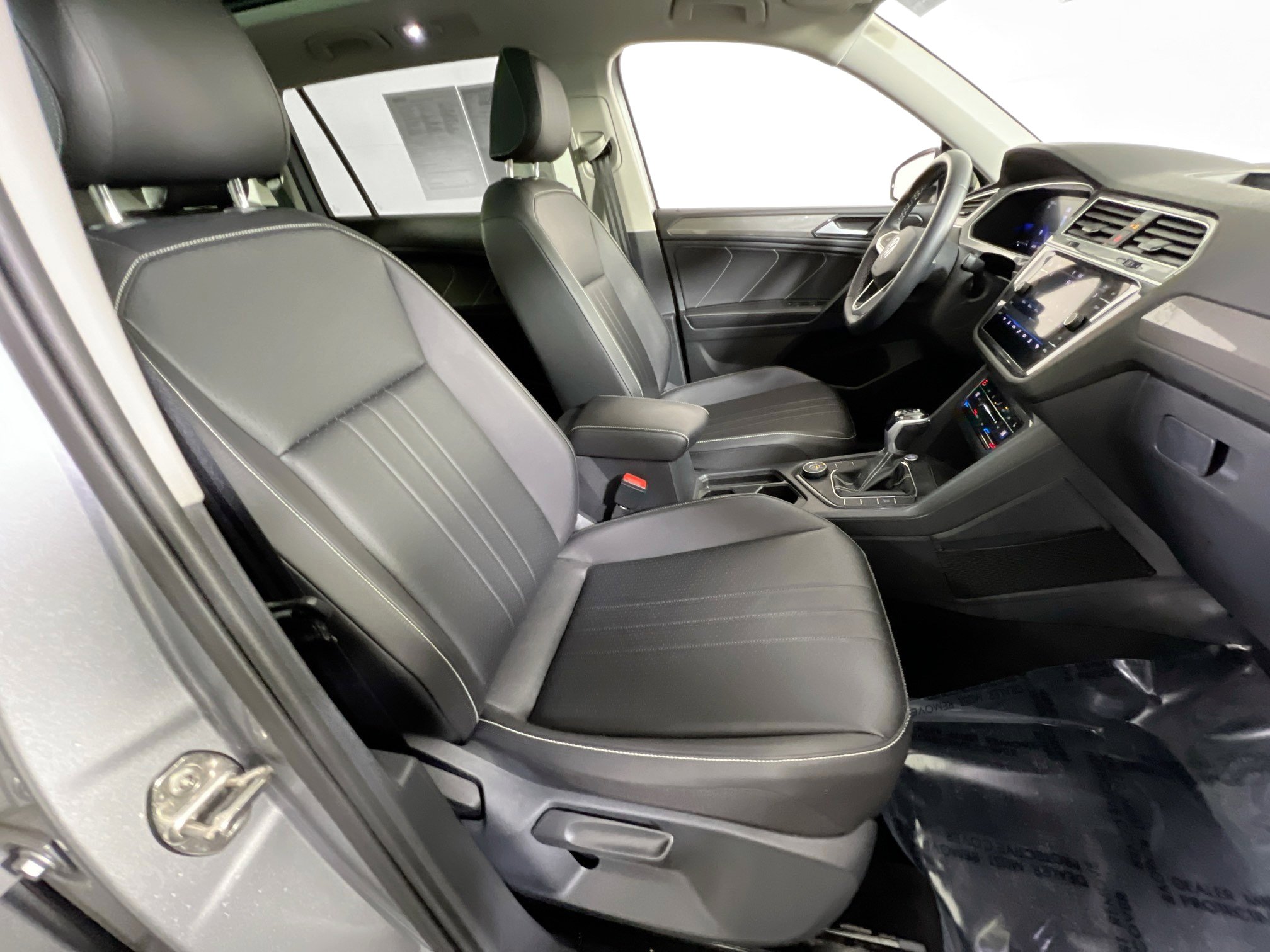 Used 2022 Volkswagen Tiguan SE AWD/4WD image 27