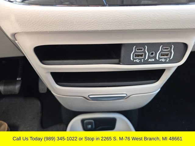 Used 2023 Chrysler Pacifica Touring-L FWD image 24