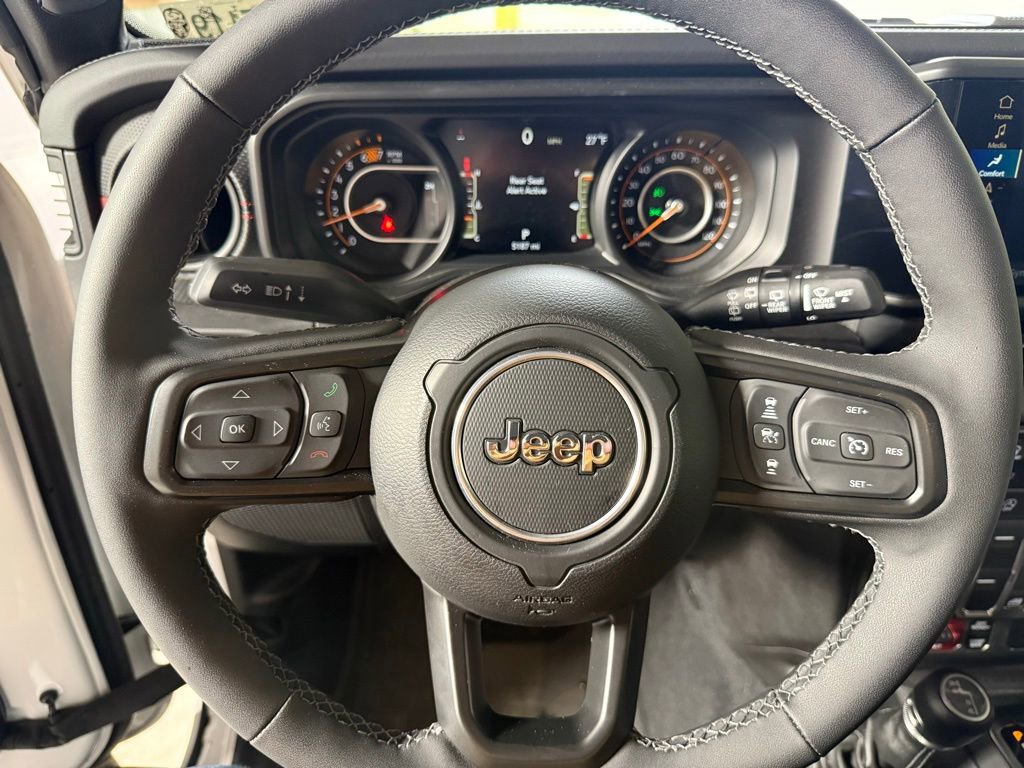Certified 2025 Jeep Wrangler Unlimited Rubicon w/ Technology Group image 17