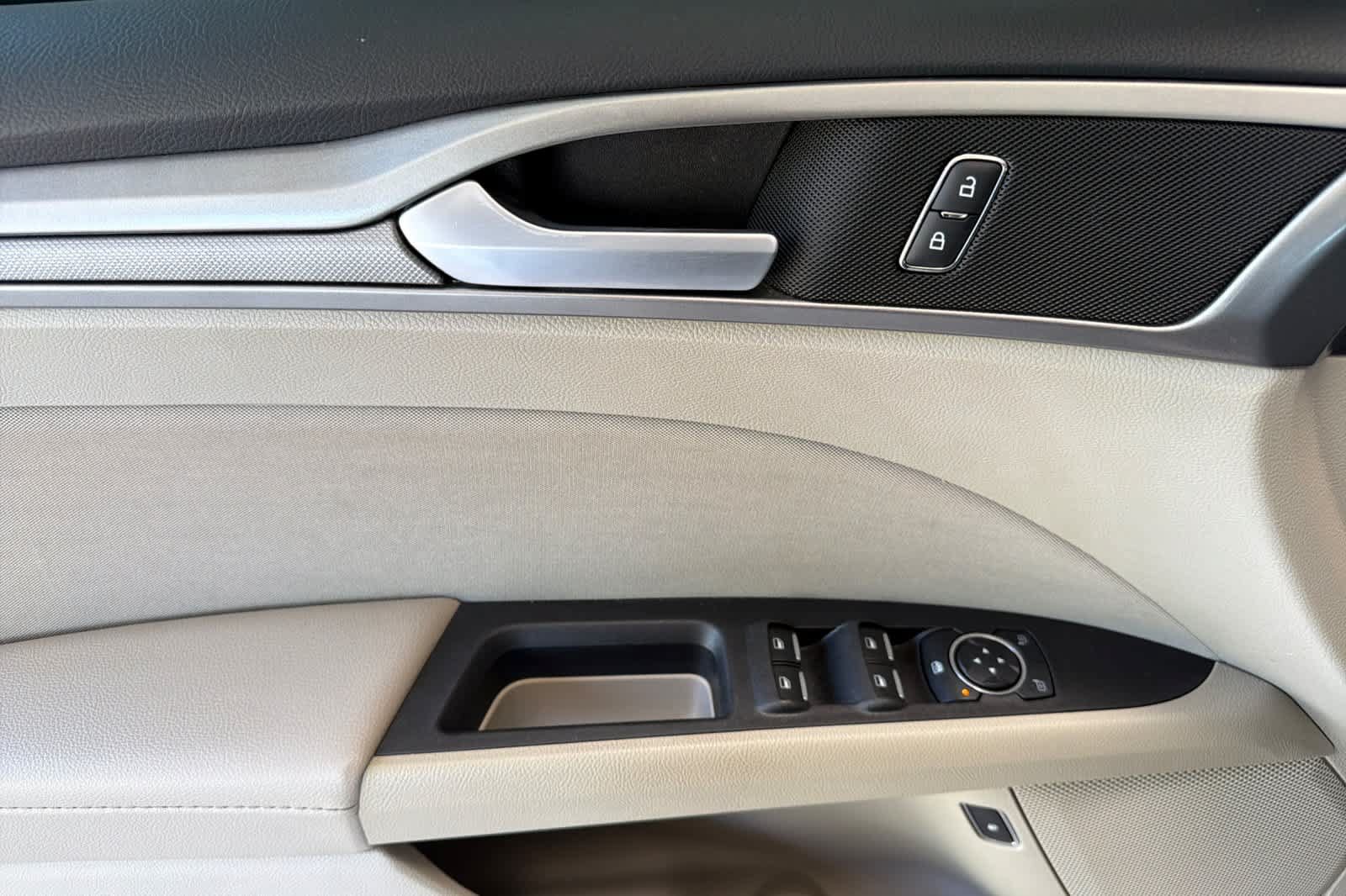 Used 2020 Ford Fusion SE FWD image 12