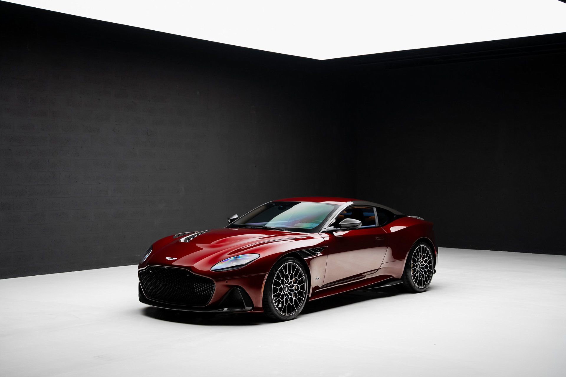 Used 2023 Aston Martin DBS Coupe image 4