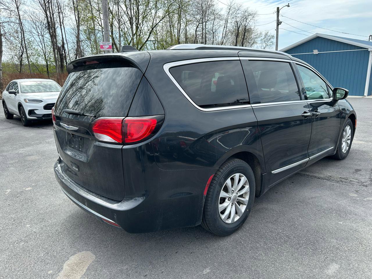 Used 2018 Chrysler Pacifica Touring-L image 5