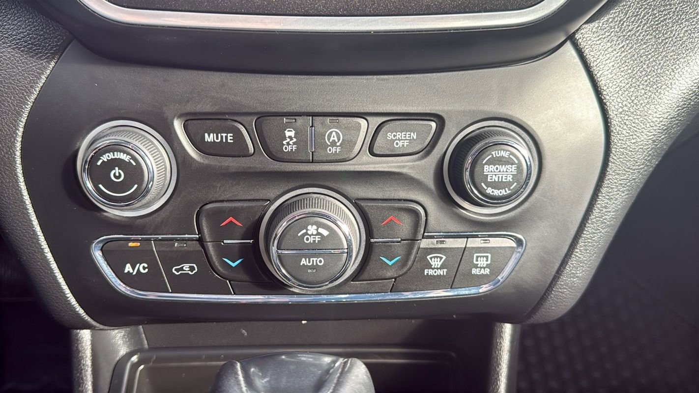 Used 2019 Jeep Cherokee Trailhawk w/ Cold Weather Group image 24