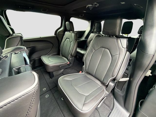 New 2026 Chrysler Pacifica Limited w/ Uconnect Theater Family Group FWD image 19