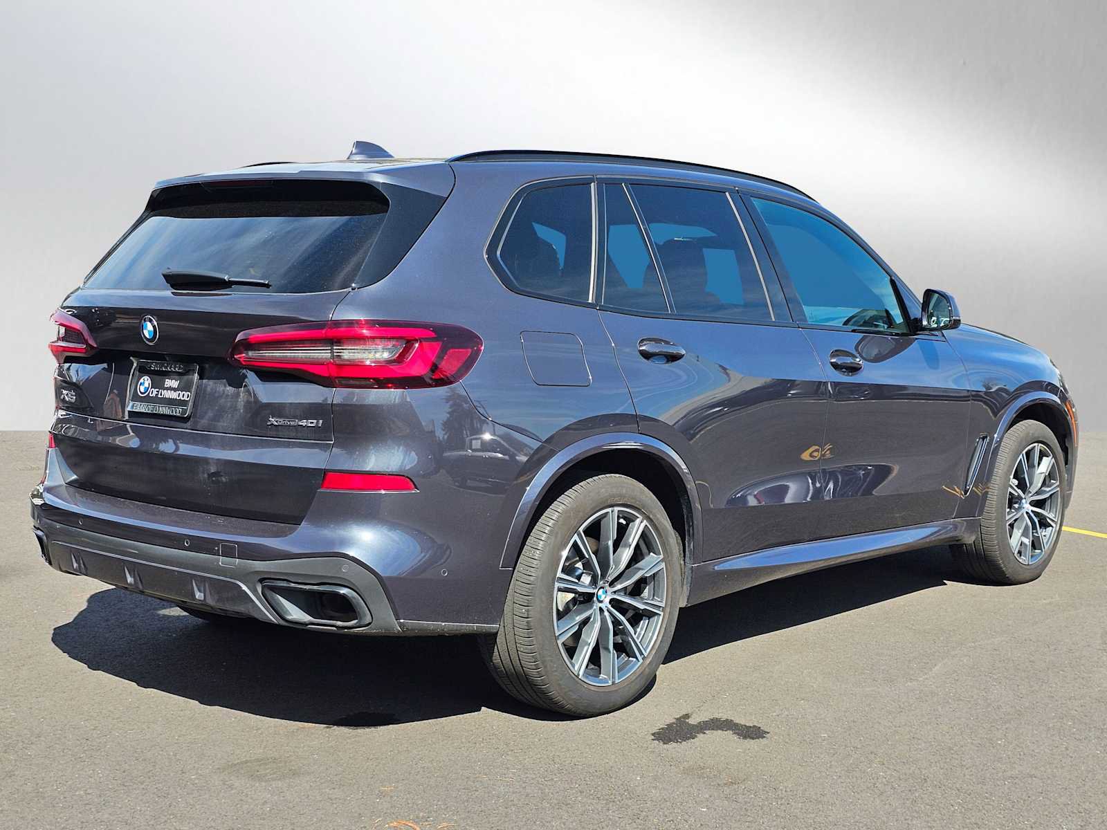 Used 2021 BMW X5 xDrive40i w/ M Sport Package image 3
