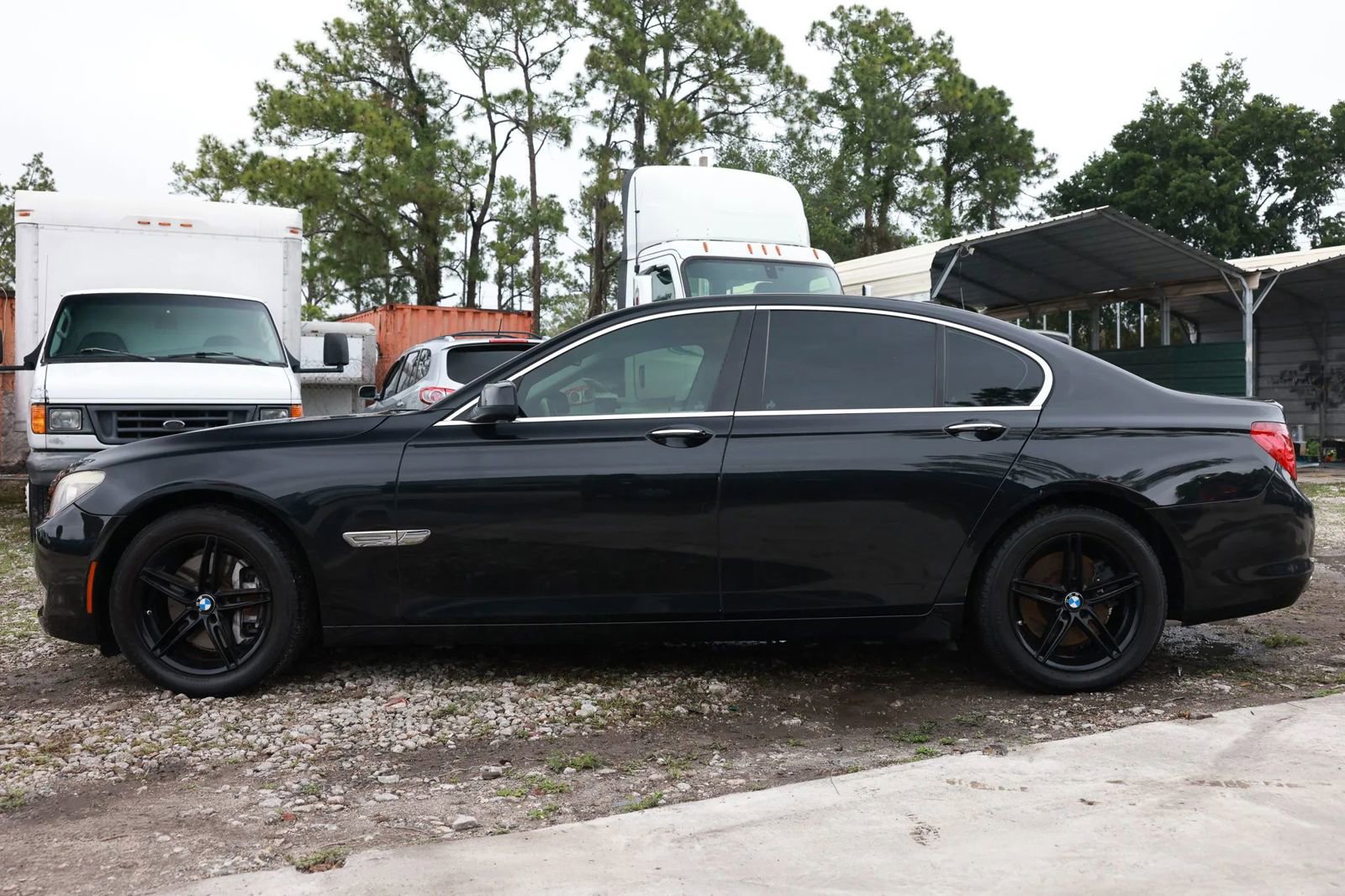 Used 2011 BMW 740i image 3