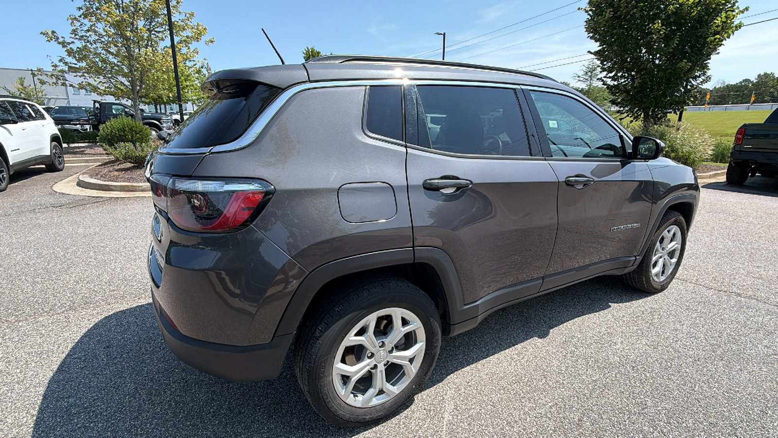 Used 2024 Jeep Compass Latitude AWD/4WD image 8