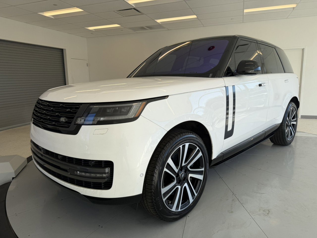 Used 2023 Land Rover Range Rover SE AWD/4WD image 3