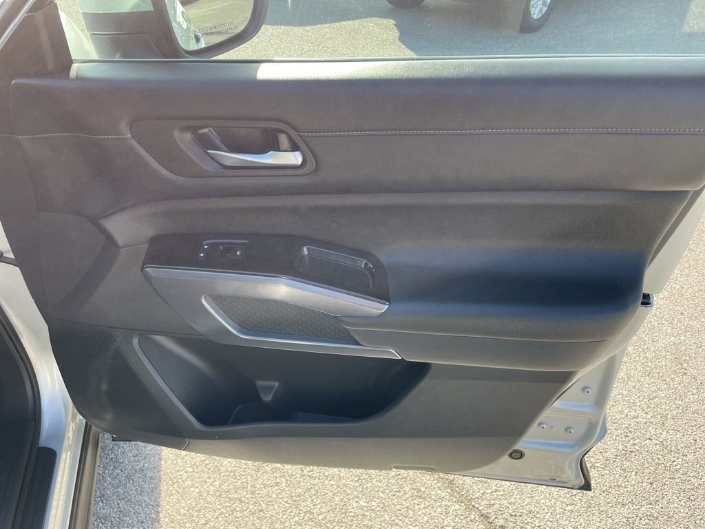 Used 2025 Nissan Pathfinder SL AWD/4WD image 30