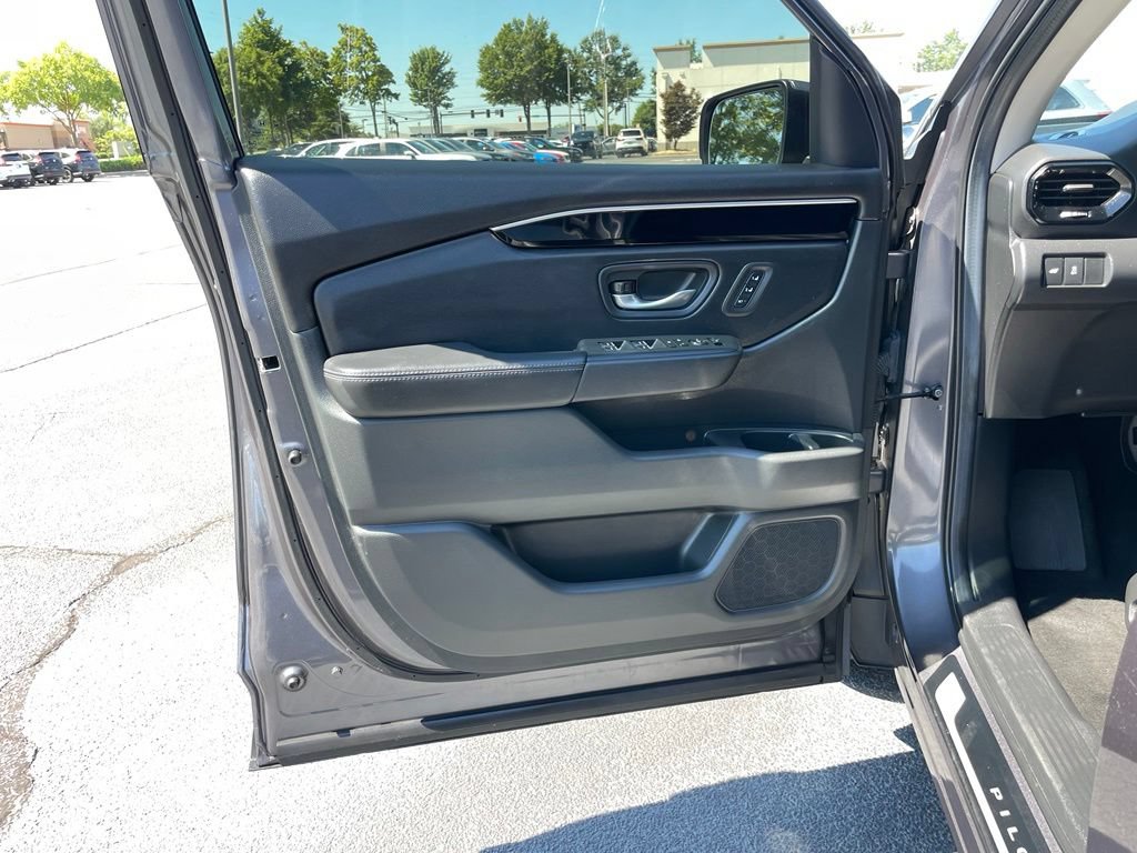 Certified 2025 Honda Pilot Touring image 24