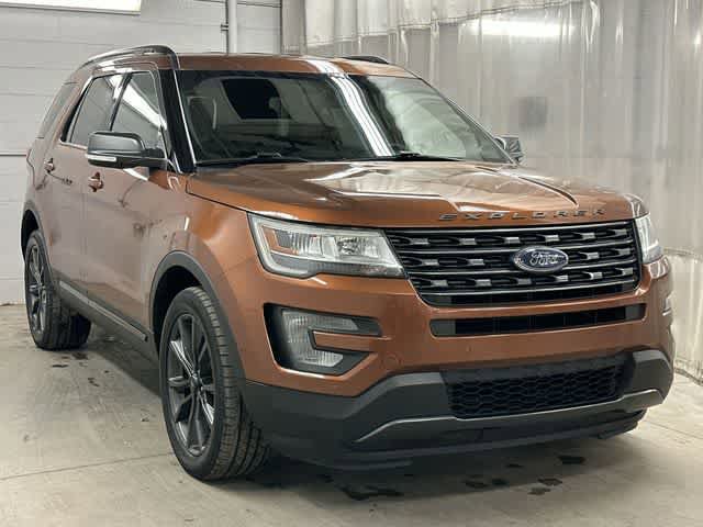 Used 2017 Ford Explorer XLT w/ Equipment Group 202A AWD/4WD image 31