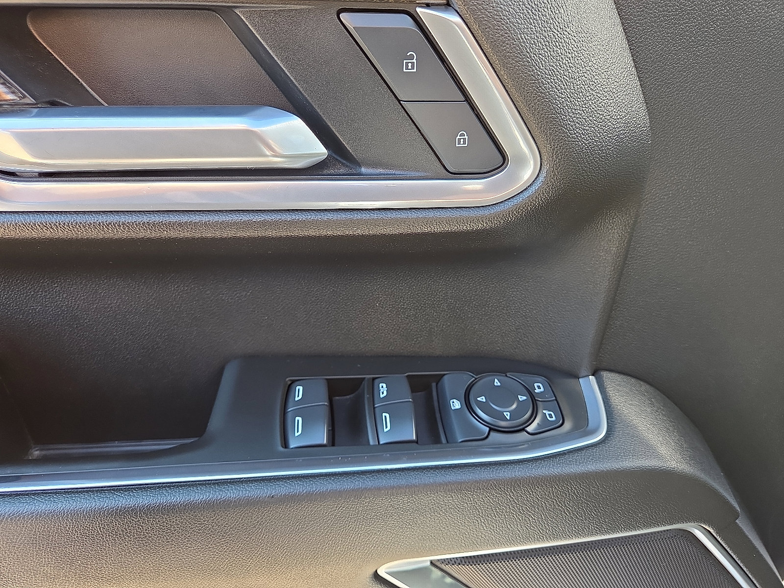 Used 2025 Chevrolet Silverado 1500 LT image 10