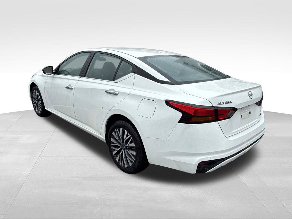 Used 2025 Nissan Altima 2.5 SV AWD/4WD image 3