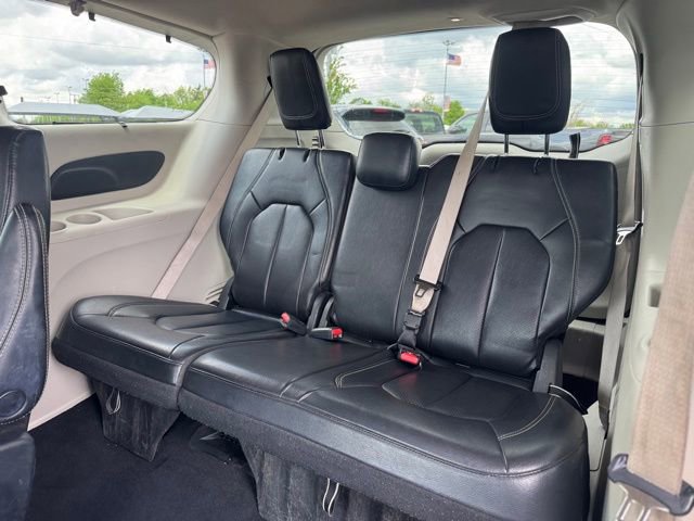Used 2022 Chrysler Pacifica Touring-L image 14
