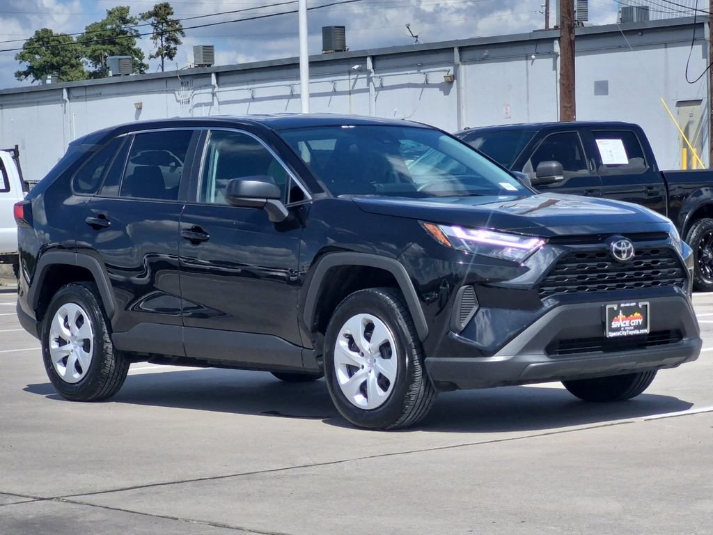 Used 2025 Toyota RAV4 LE AWD/4WD image 8