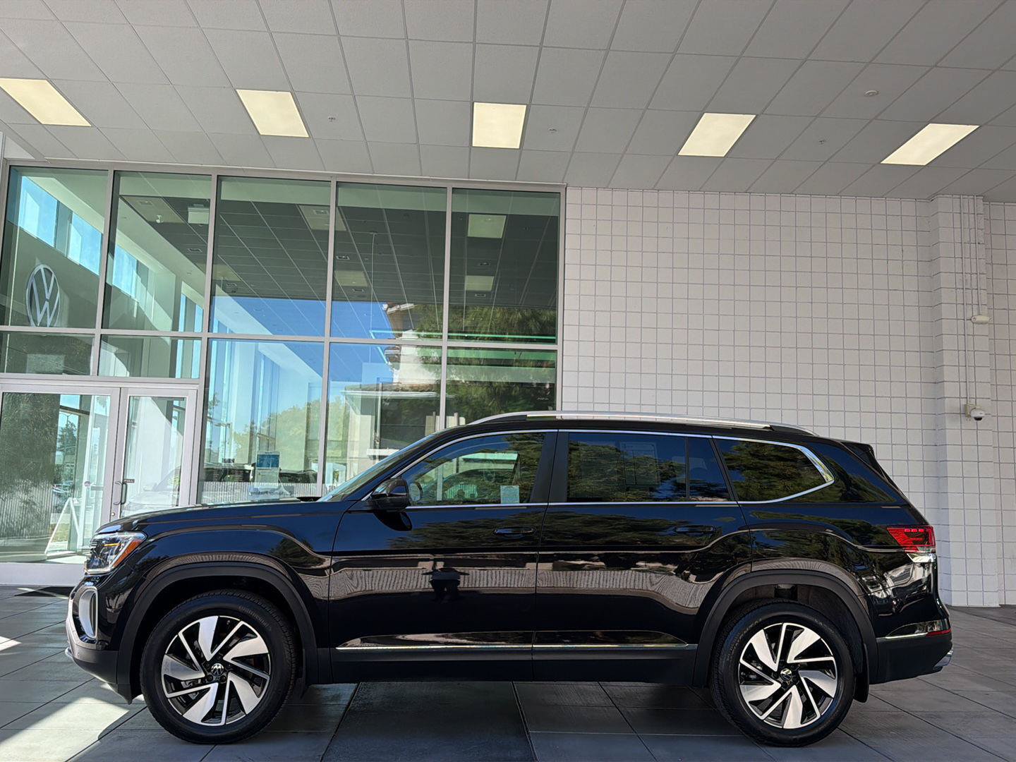 Certified 2024 Volkswagen Atlas SEL AWD/4WD image 2