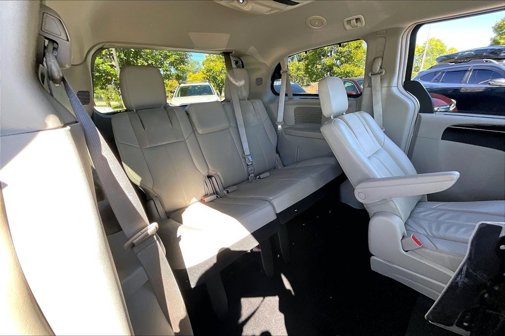 Used 2011 Chrysler Town & Country Limited FWD image 32
