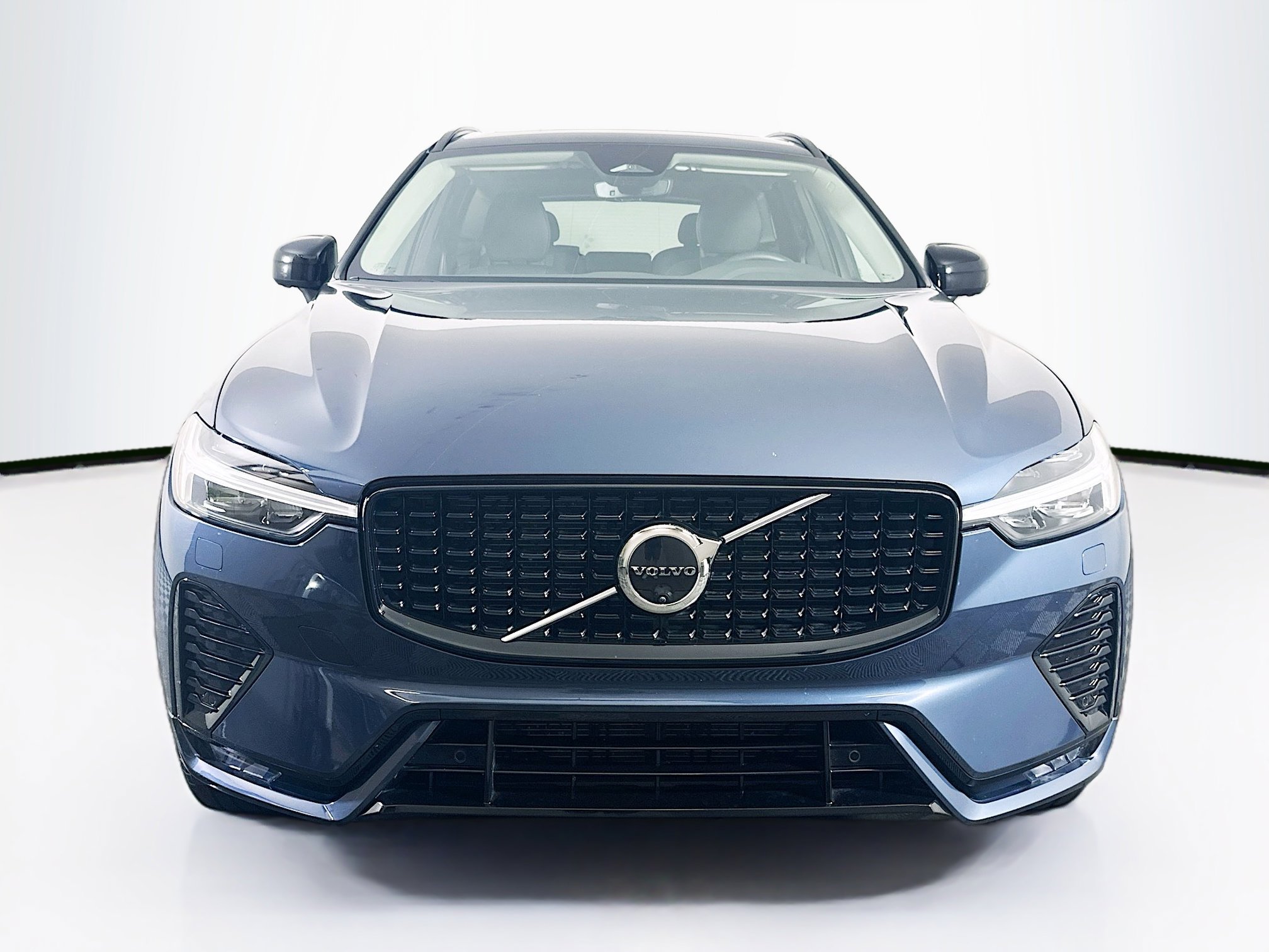 Used 2025 Volvo XC60 B5 Plus image 2