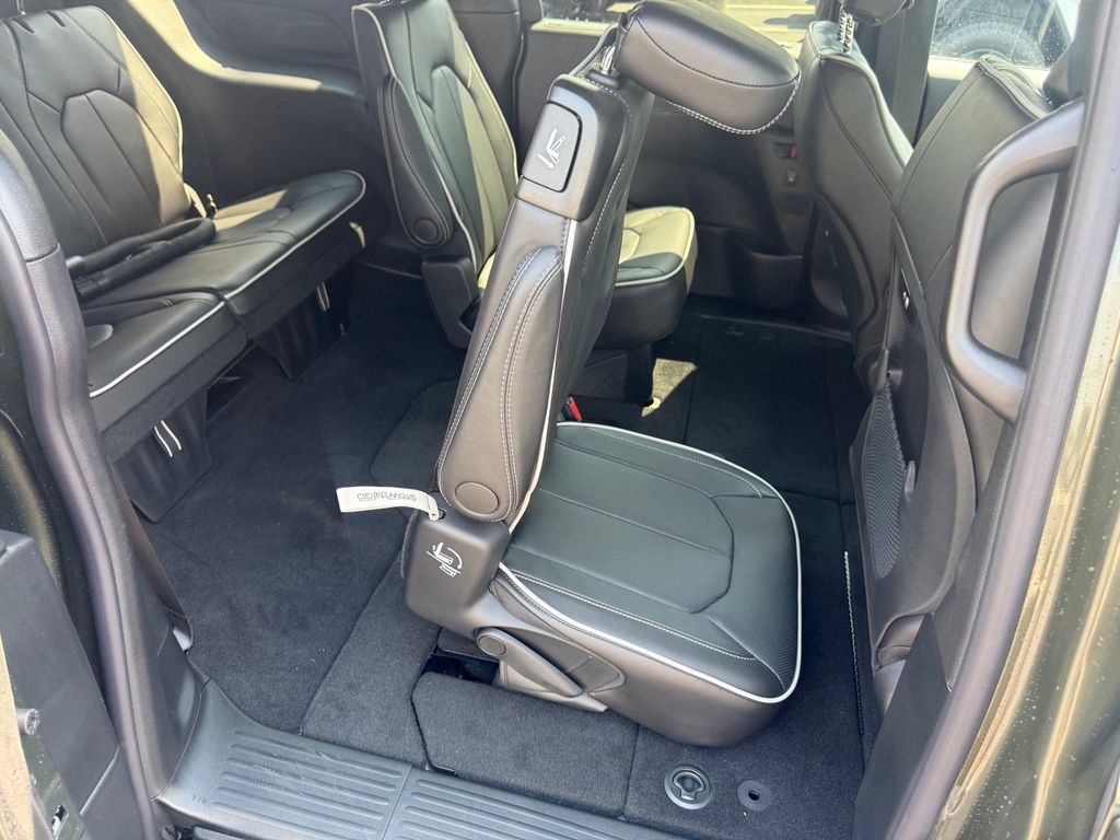 New 2027 Chrysler Pacifica Limited FWD image 51