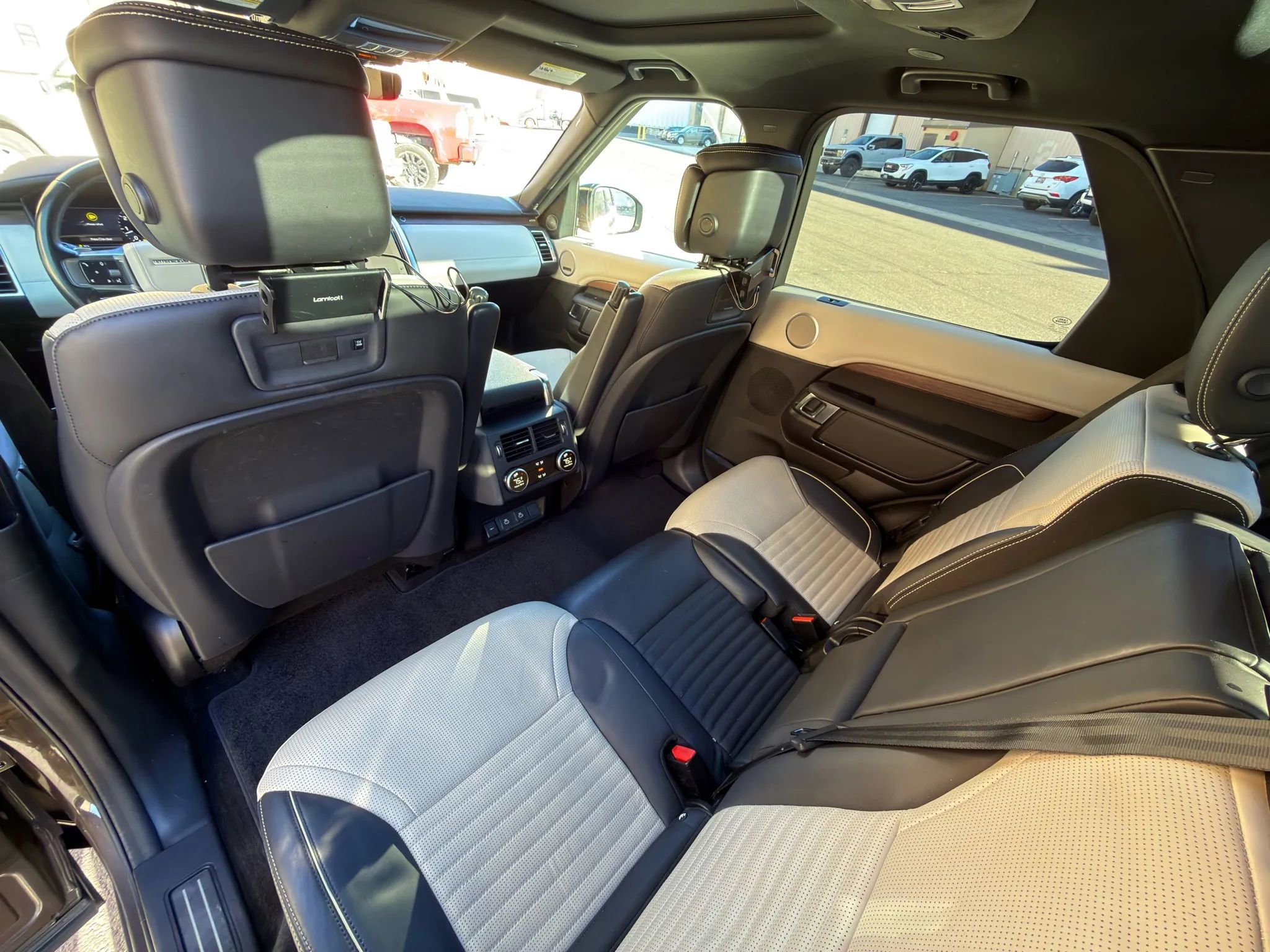 Used 2023 Land Rover Discovery Metropolitan Edition image 20