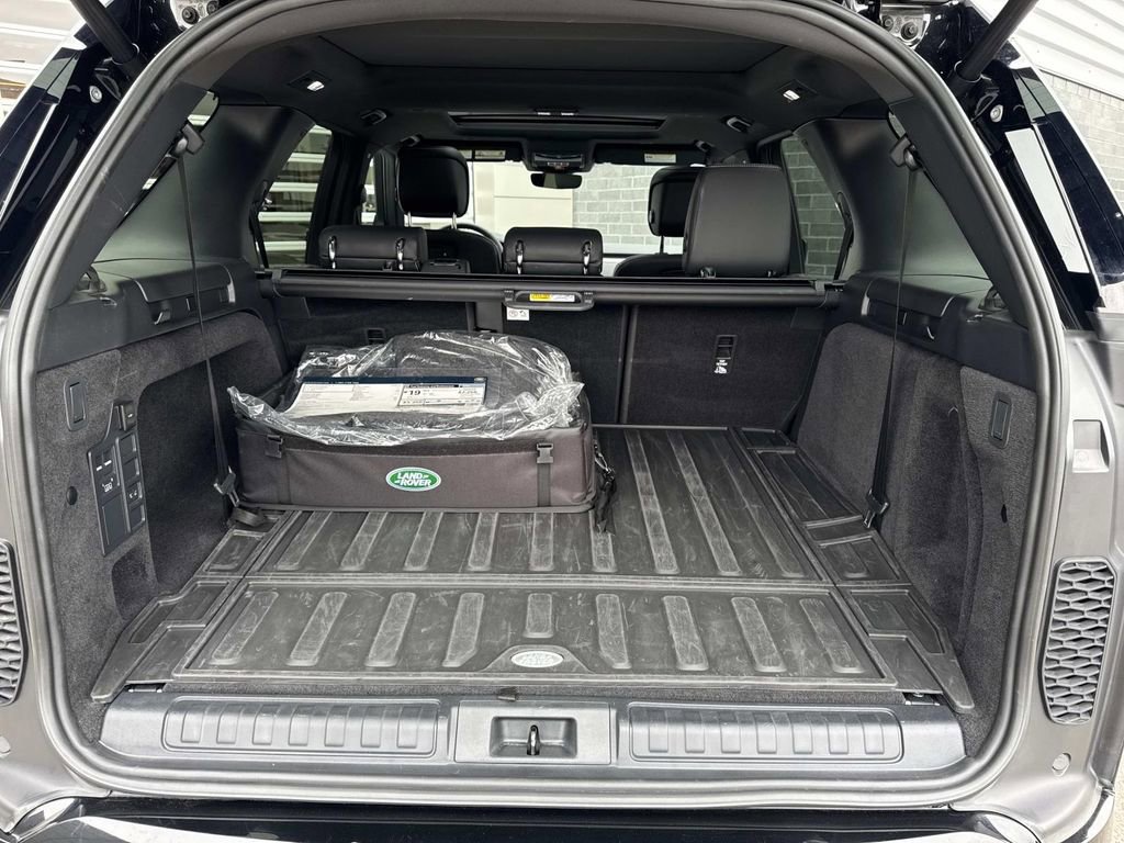Used 2025 Land Rover Discovery Dynamic SE image 6