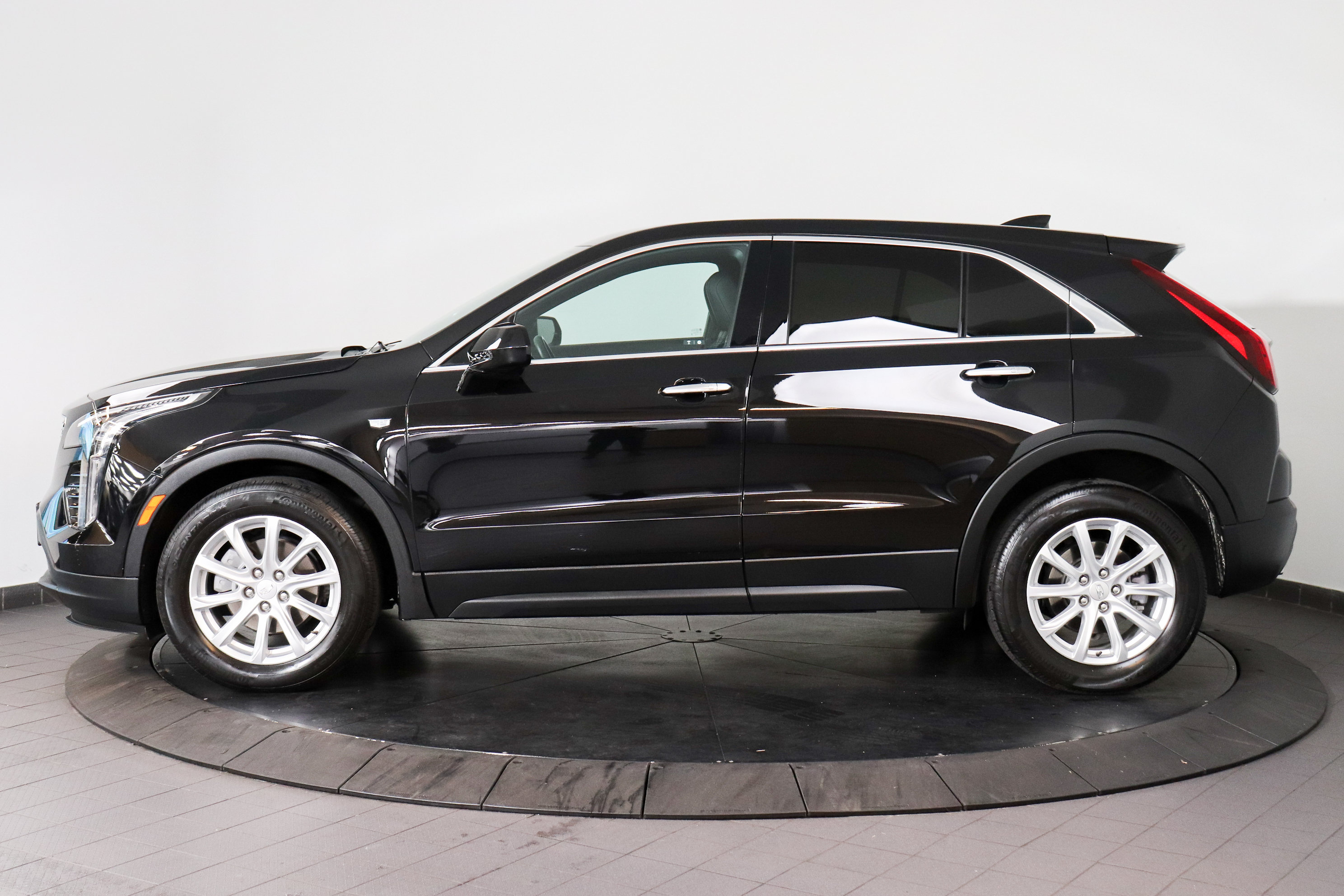 Used 2023 Cadillac XT4 Luxury w/ Cold Weather Package AWD/4WD image 2