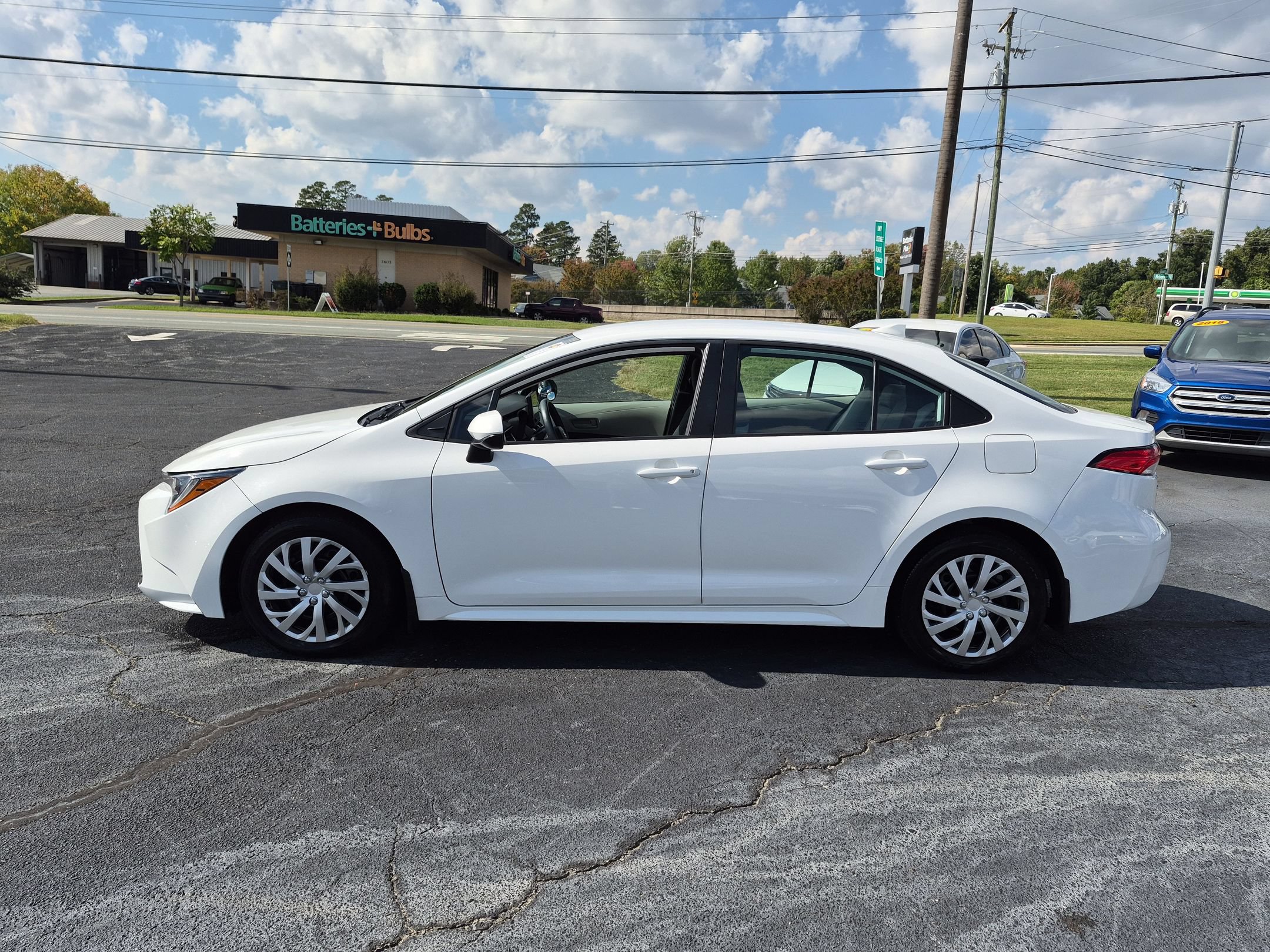 Used 2025 Toyota Corolla LE FWD image 2