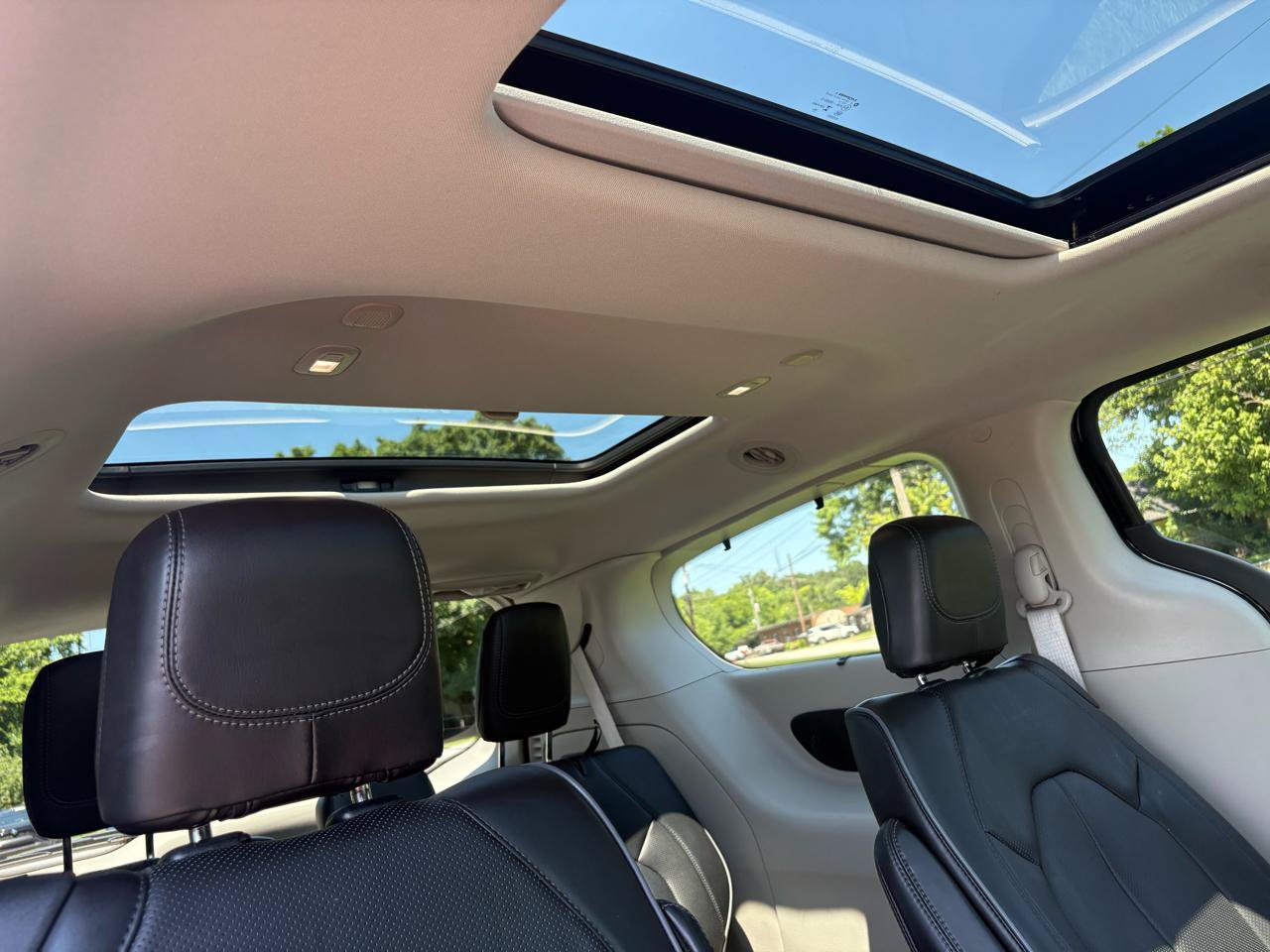 Used 2017 Chrysler Pacifica Limited w/ UConnect Theater Package FWD image 29