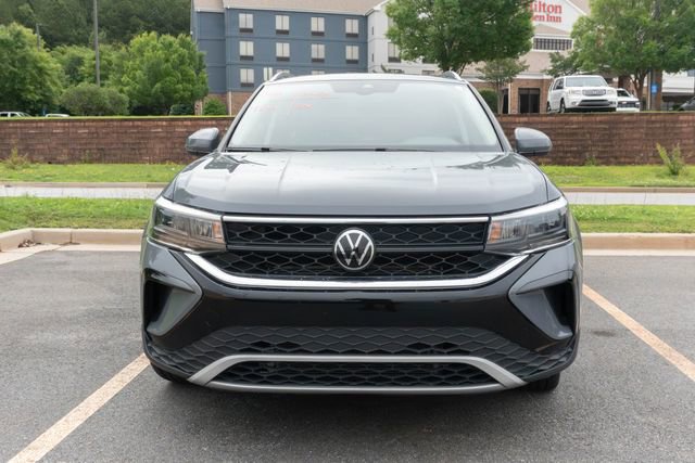 Used 2023 Volkswagen Taos SE w/ Panoramic Sunroof Package FWD image 2