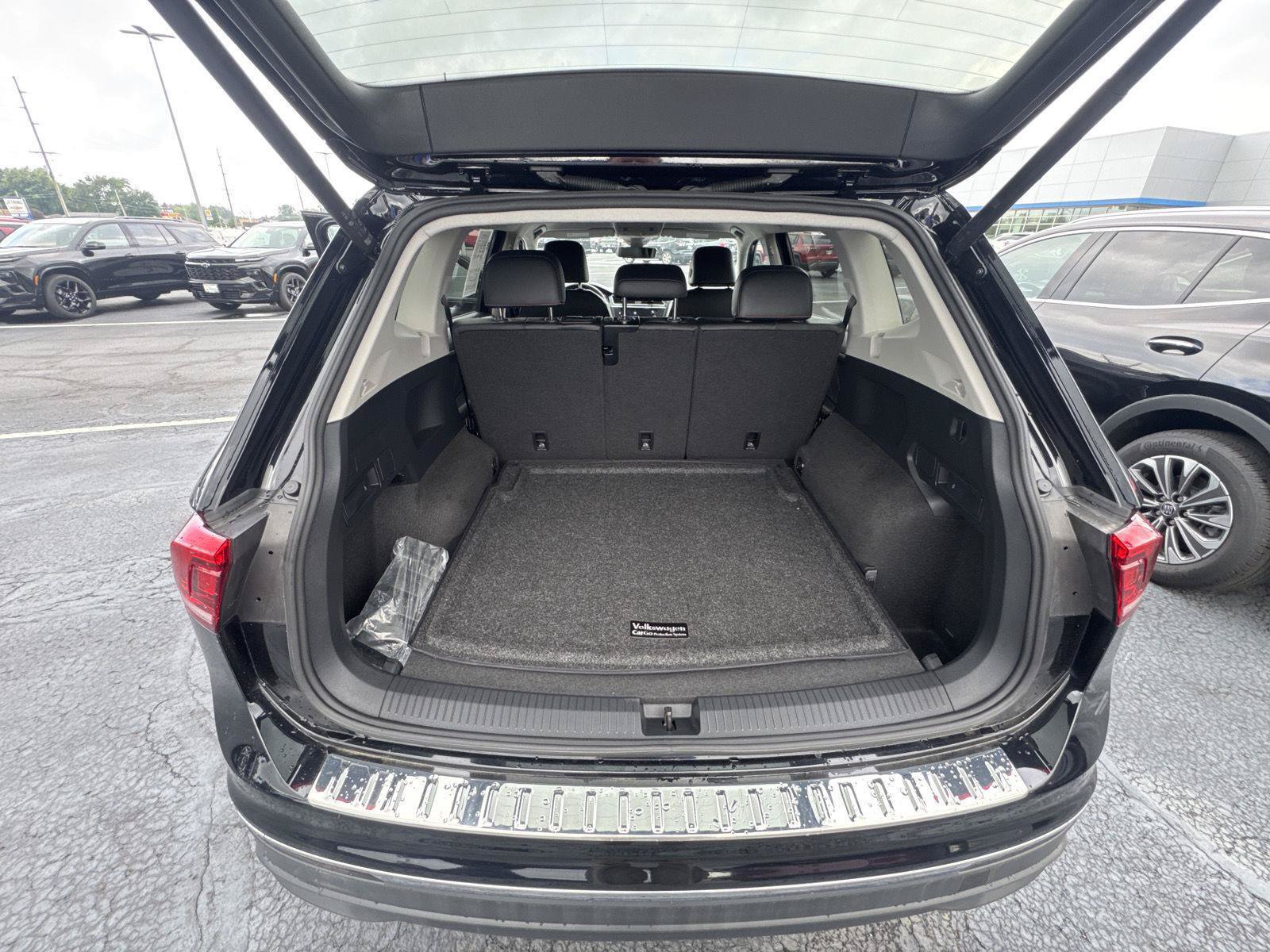 Used 2024 Volkswagen Tiguan Wolfsburg Edition AWD/4WD image 13
