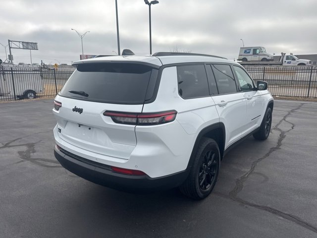 Used 2024 Jeep Grand Cherokee L Laredo image 3