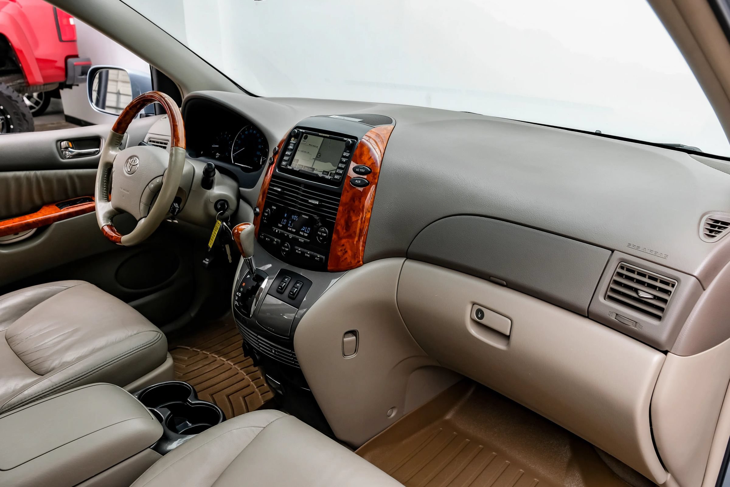 Used 2010 Toyota Sienna XLE Limited FWD image 15