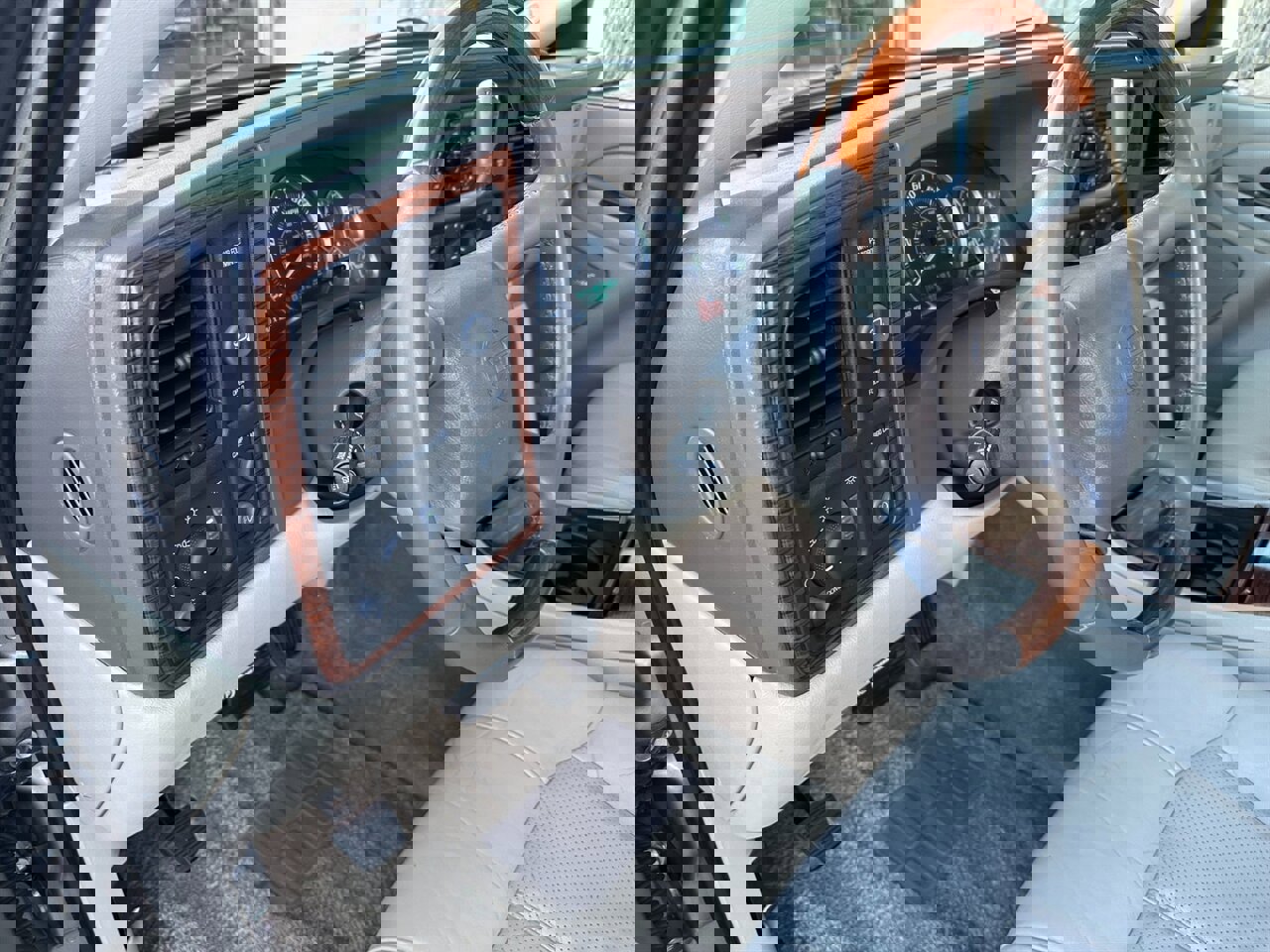 Used 2002 Cadillac Escalade EXT image 25