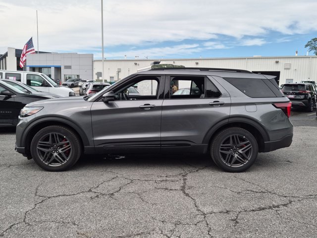 Used 2025 Ford Explorer ST-Line w/ ST-Line Street Pack AWD/4WD image 7