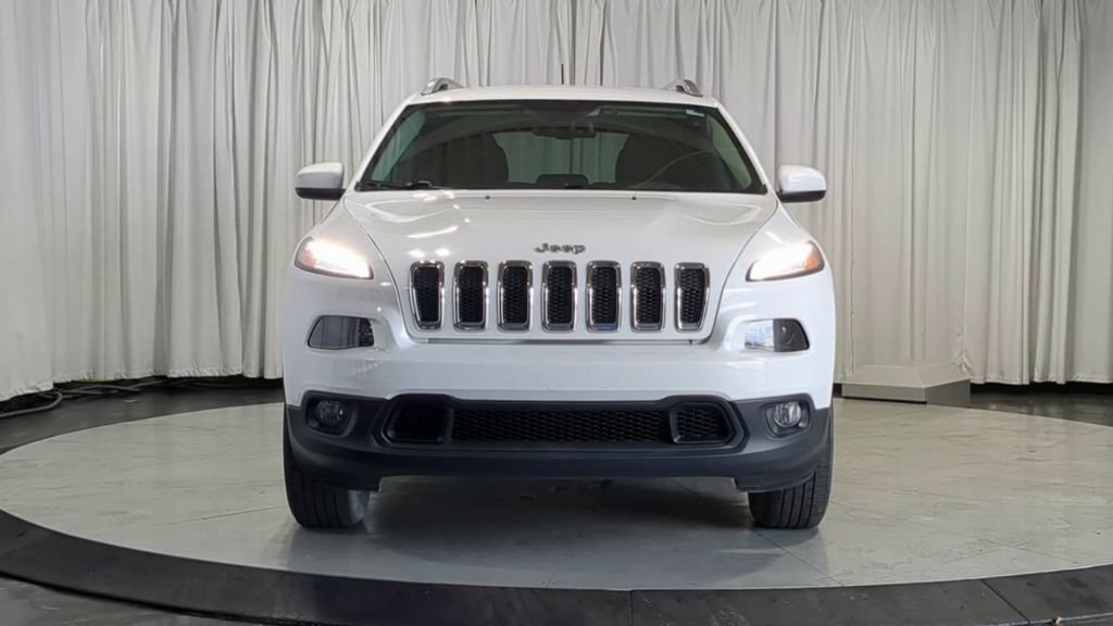Used 2017 Jeep Cherokee Latitude w/ Comfort/Convenience Group AWD/4WD image 3