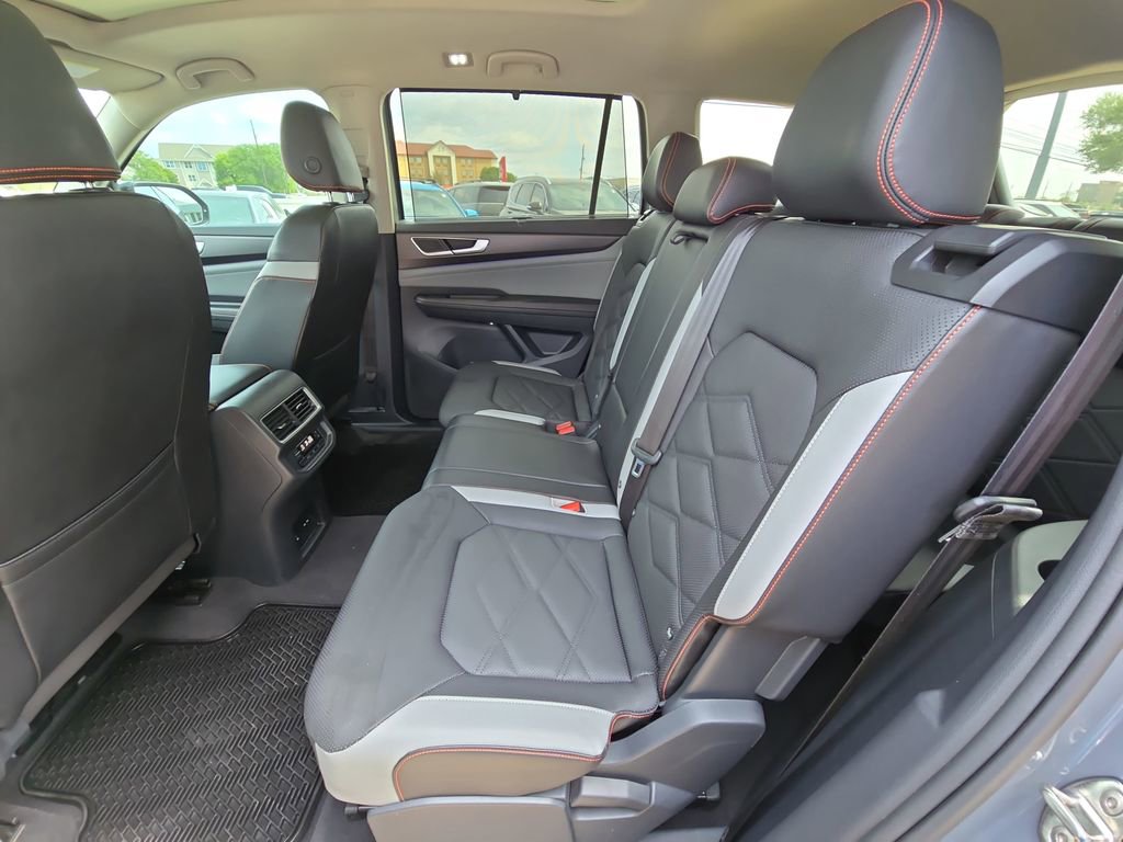 Used 2024 Volkswagen Atlas Peak Edition SE AWD/4WD image 15