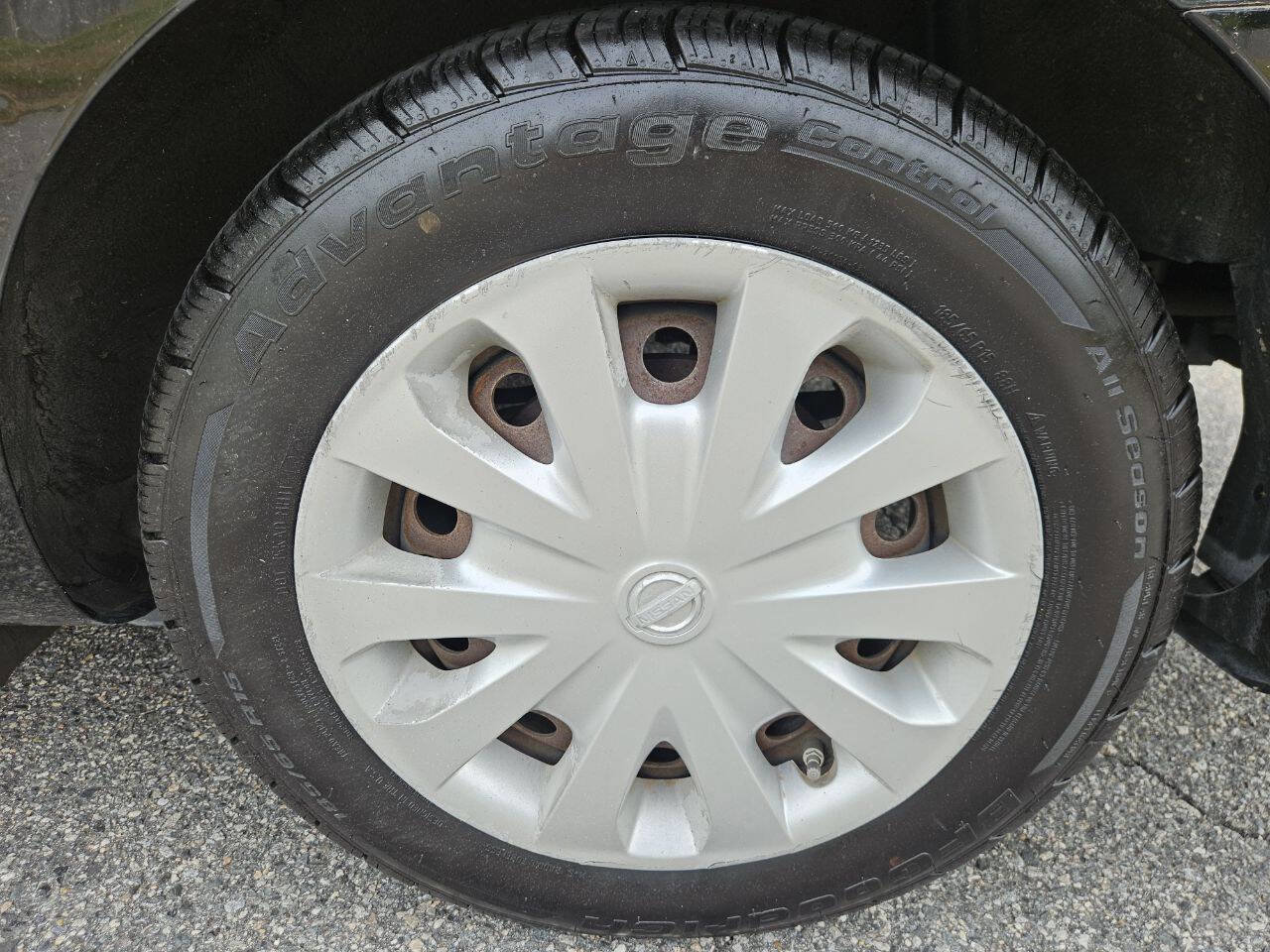 Used 2015 Nissan Versa SV FWD image 21